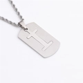 Gros plan détaillé du pendentif rectangulaire en acier avec lettre I évidée et chaîne - Lettre I / Argent