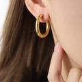 Aro minimalista de acero inoxidable chapado en oro de 18k mostrado en modelo - Dorado