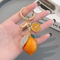 Porte-clés citron orange à strass étincelants avec mousqueton doré et gemmes vertes - Orange
