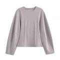 Detailansicht eines grauvioletten Strickoberteils mit vertikalem Faltenmuster am Rundhals - S / Tops / Grau