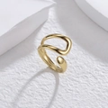 Anello regolabile placcato oro 14K con design organico a onde su sfondo in pietra - Oro