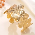 Goldenes Titanstahl-Armband mit Blumen-Design und 18k Vergoldung für Damen - Fünfblättrige Blume Textur-Stil (JH032) / Gold