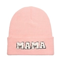 Dettaglio del berretto in maglia rosa con ricamo MAMA e consistenza soffice calda - Rosa Chiaro