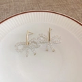 Élégantes boucles d'oreilles dorées avec un design de nœud en perles transparentes fait main - Nœud doré avec perles transparentes