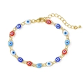 Detailansicht eines vergoldeten Evil Eye Armbands mit bunten Emaille Anhängern - Mehrfarbig