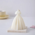 Elegante crème witte geurkaars in trouwjurkvorm op stenen voet voor woondecoratie - Middelgroot / crème
