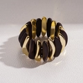 Detail eines Acryl-Armbands mit dunkelbraunem Harz und goldenen Metallteilen - Braun