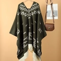 Dunkelgrüner Strickponcho im Western-Stil mit geometrischem Muster und Fransenbesatz - Pullover Western Cowboy Grün
