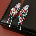 Dettaglio di orecchini a nappa colorati con perline vivaci e cristallo lucido - Stile Nappa con Perline Multicolore / Argento