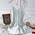 Nuisette en satin bleu clair pour femme avec col en V et fines bretelles délicates - Bleu Azur