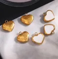Set de 6 colgantes de corazón en acero inoxidable dorado y esmalte blanco para joyas DIY - Incrustación de nácar / Dorado