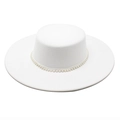 Chapeau élégant en feutre de laine blanc à bord plat avec décoration de perles - M (56-58cm) / Blanc