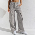 Damen weite graue Cargo-Jeans mit mehreren Seitentaschen und Knopfleiste im Loose-Fit - Hellgrau