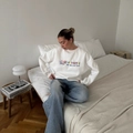 Sweat blanc avec broderie colorée et jean bleu décontracté pour un style moderne - S / Blanc