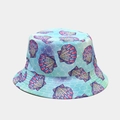 Dettaglio cappello alla pescatora azzurro con motivi di conchiglie colorate e scaglie di pesce - M (56-58cm) / Stampa Conchiglia Blu Chiaro