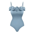 Detalle del bañador azul claro con rosetas de flores 3D y tirantes finos - S / Azul Niebla