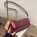 Vintage burgunderrote Wildleder-Schultertasche für Damen mit dekorativem Seidenschal - Burgunderrot