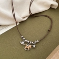 Détail du collier pendentif cheval en bois avec cordon cuir sur un support rustique - Collier - Argent Marron Étoile