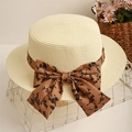 Strohhut mit Blumenband und großer Schleife für elegante Sommerreisen und Urlaub - Elfenbein