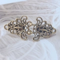 Vue détaillée des clips de cardigan vintage en bronze avec motifs floraux gravés - Style 24 (Boucle à motif de bronze vintage)