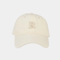 Détail d'une casquette beige avec broderie R en velours 3D et texture en coton premium - XL (61-65cm) / Beige