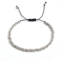 Detailansicht der 4mm polierten Stahlperlen am verstellbaren schwarzen geflochtenen Armband - Silber 4mm