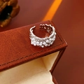 Anello in smalto argento con perle bianche e zirconi su una scatola di pelle vintage - Argento-Bianco