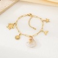Detail van 18k gouden oceaan armband met schelp, schildpad en zeester hangers op zijde - Schildpad Zon Schelp Stijl (KB206903-SXSJ)