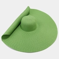 Dettaglio del grande cappello di paglia verde con tesa larga e trama a spirale - Verde