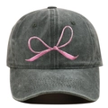 Detail der rosa Schleifenbestickung auf einer dunkelgrau gewaschenen Baseballkappe - Einheitsgröße / Grün