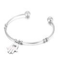 Verstellbarer silberner Hamsa-Hand-Armreif mit Perlenakzenten und Herz-Ausschnitt im Boho-Stil - Silber (KB152708-Z)