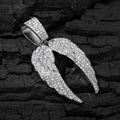 Detail eines silbernen Engelsflügel-Anhängers mit Strass auf schwarzem Holzkohle-Hintergrund - Silberner Anhänger (Ohne Kette)