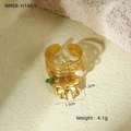 Dettaglio anello multistrato dorato con ciondolo a fiocco, agata verde e perle - Stile a più Giri con Trama Sottile e Ciondolo Fiocco, Pietra e Perla Artificiale (NMSR-H148-1)