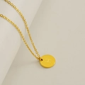 Collier en acier inoxydable doré avec pendentif circulaire et lettre H gravée en détail - Lettre H (Chaîne Incluse)