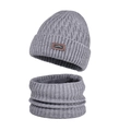 Graues Strickmützen- und Schal-Set für Herren im Winter mit Fleecefutter und Lederpatch - Hellgrau