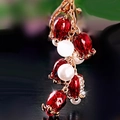 Porte-clés doré élégant avec fleurs de muguet en émail rouge foncé et perles - Fleur de Grenade en Perle