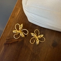 Pendientes de flor en plata 925 bañados en oro con acabado metálico brillante - Pin de plata 925 / Pendientes / Pendientes de flor grande hueca dorada