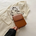 Chic caramel brown chain crossbody phone bag in smooth faux leather with flap closure - Brown