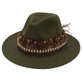 Σκούρο πράσινο καπέλο Fedora με πλατύ γείσο, φτερά και διακοσμητικά κρανία - Στρατιωτικό Πράσινο (φτερά Κρανίου)