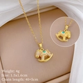 Dettaglio di una collana a cavallo a dondolo dorata con zirconi e smalto blu - Stile Cavallo a Dondolo (C534) / Oro