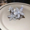 Detailansicht eines silbernen Blumenarmreifs mit funkelnden Pavé-Kristallblüten - Silberne Blume (HB5135)