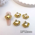 Detalle de dijes para uñas con corona dorada de 13x12mm, corazón ámbar y pequeños brillantes - Dorado - Champaña