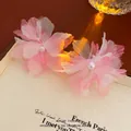 Fermagli per capelli a fiori in tulle sfumato rosa e bianco con perle, set da due - Orecchini / Rosa