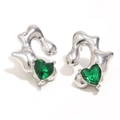Orecchini a cuore irregolari in argento con pietre preziose verdi su sfondo bianco - Cuore Irregolare / Argento