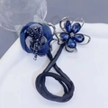 Chignon à fleur de zircon bleu foncé avec un cadre métallique argenté élégant et brillant - Cœur de l'Océan