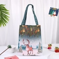 Dettaglio della borsa regalo di Natale in tela ecologica con stampe di renne e abeti - Stile Cervo Blu
