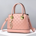 Bolso elegante a cuadros rosas con herrajes dorados y colgante de perlas vista lateral - Rosa