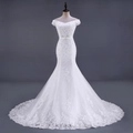 Elegante witte zeemeermin trouwjurk met off-shoulder halslijn en lange kanten sleep - US 2 / Wit