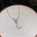 Détail du pendentif gourde en argent avec pierre laiteuse et halo de zircons brillants - Argenté