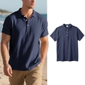 Détail d'un polo en lin bleu marine montrant le tissu texturé et le col à boutons - Bleu marine
